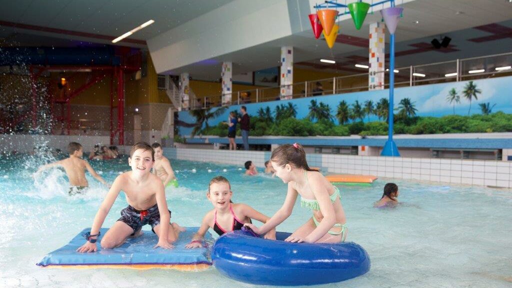 Spelende kinderen in het Golfslagbad van zwembad Hoornse Vaart in Alkmaar