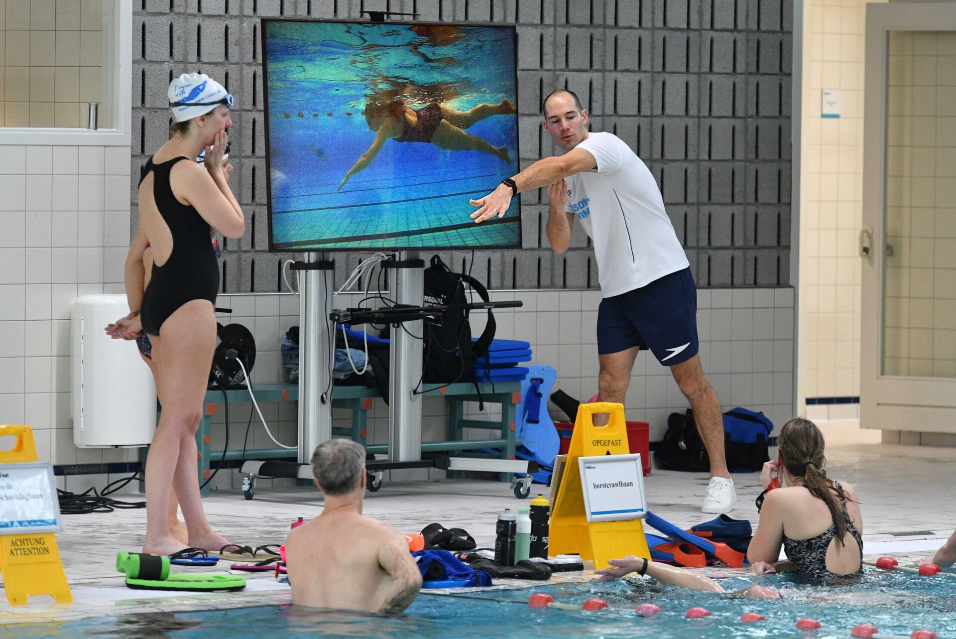 Der ehemalige Olympiateilnehmer Bas van Velthoven organisiert eine Technik-Boxengasse im Schwimmbad Hoornse Vaart