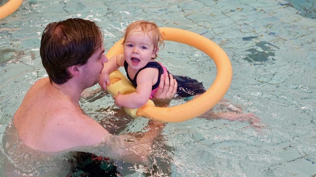 Ouder- en kindzwemmen in zwembad Hoornse Vaart in Alkmaar