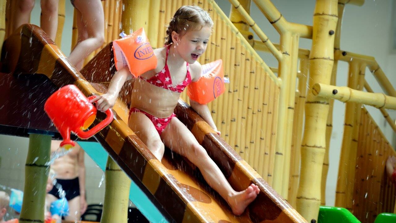 Waterspeeltuin in zwembad Hoornse Vaart in Alkmaar