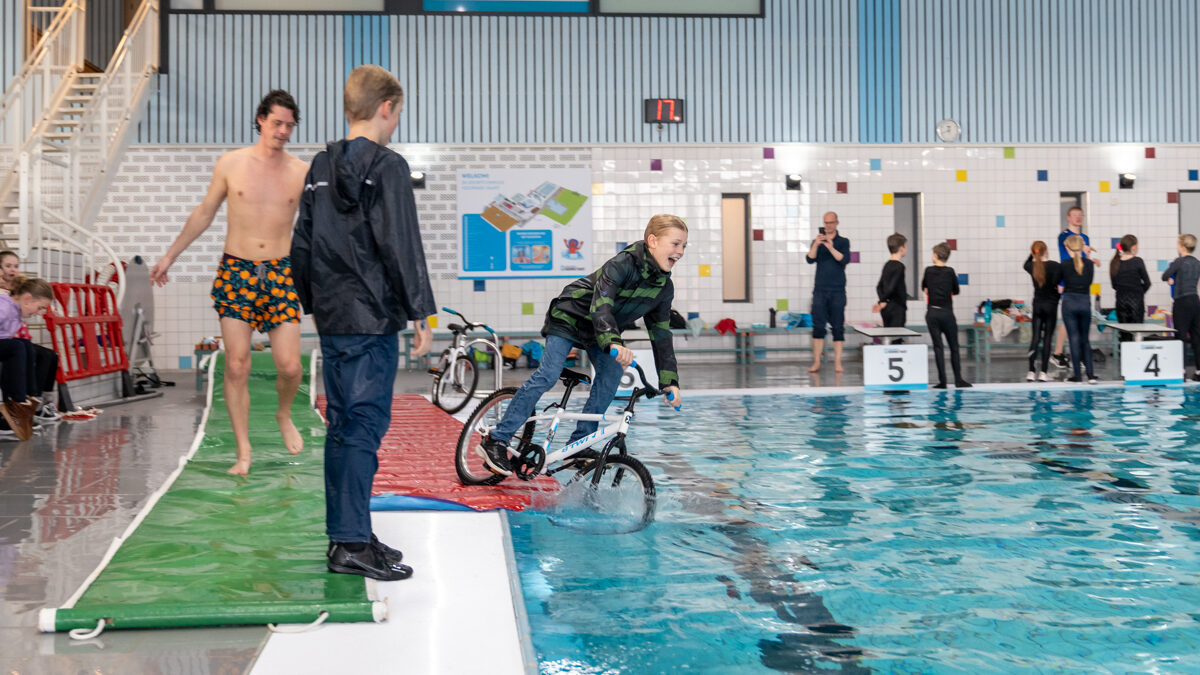 Red je Vriendje uit het water bij zwembad Hoornse Vaart in Alkmaar