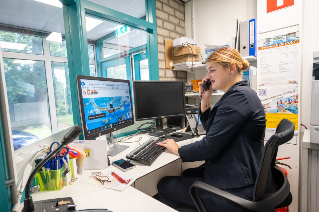 Receptioniste bij zwembad Hoornse Vaart en zwembad De Hout in Alkmaar